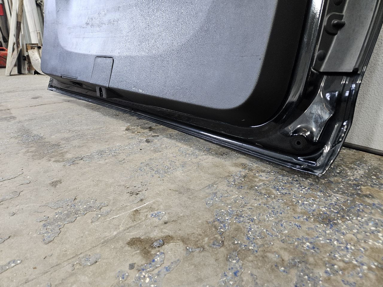 2017 ESCALADE LIFTGATE BLACK 6E1 RH CORNER BENT 28241 - image 2