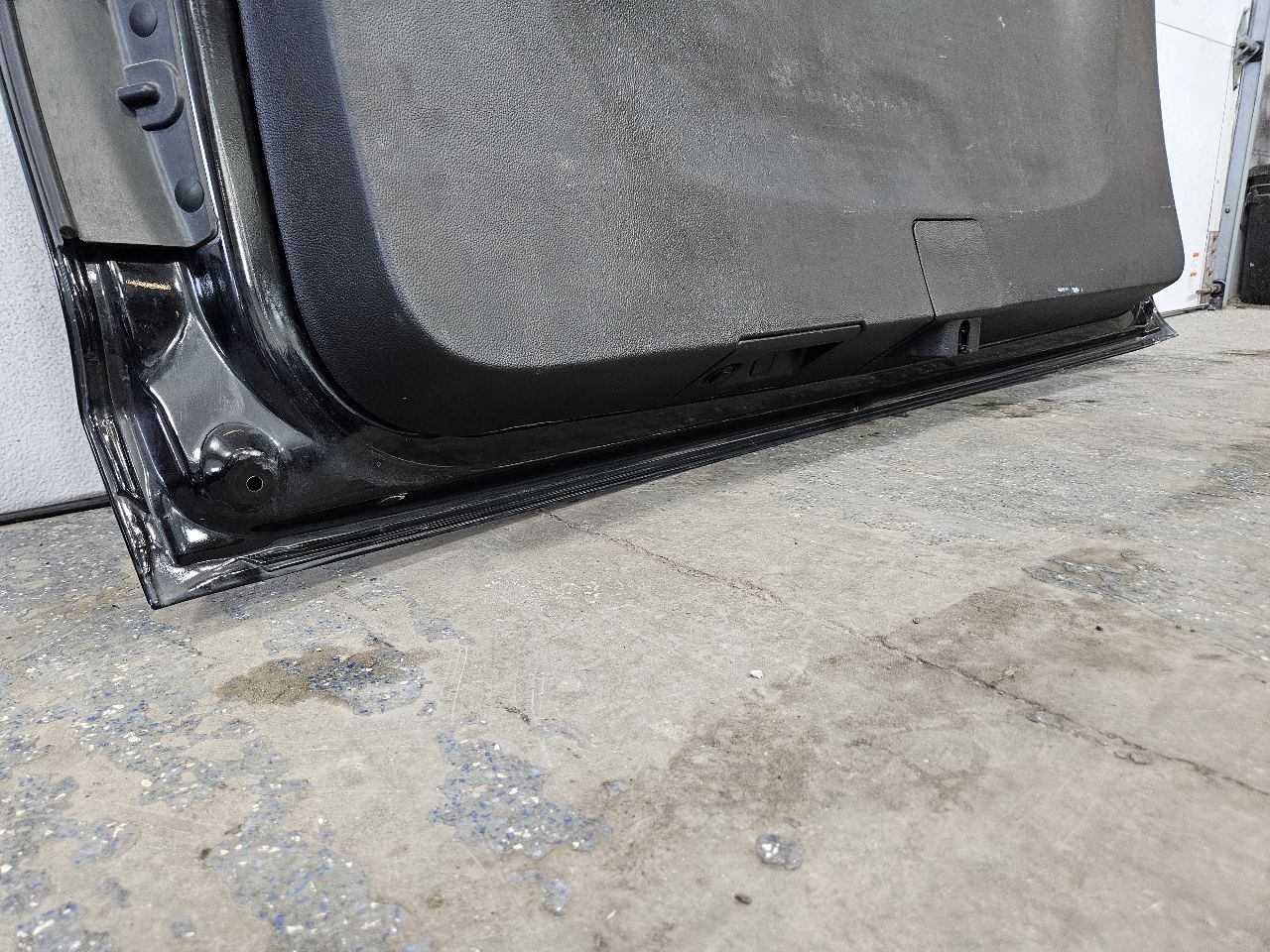 2017 ESCALADE LIFTGATE BLACK 6E1 RH CORNER BENT 28241 - image 3