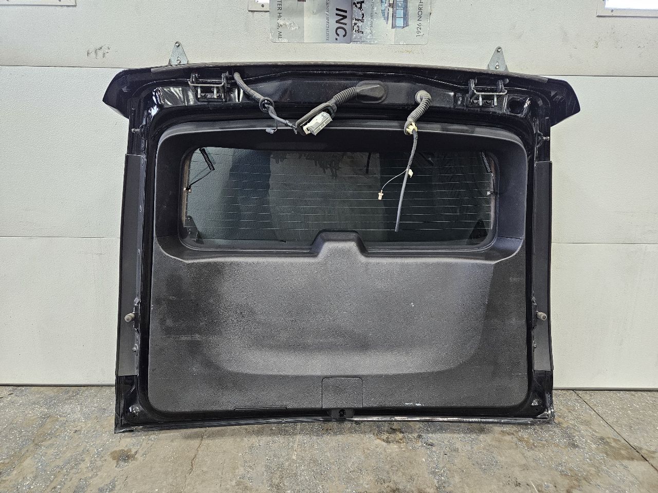 2017 ESCALADE LIFTGATE BLACK 6E1 RH CORNER BENT 28241 - image 4
