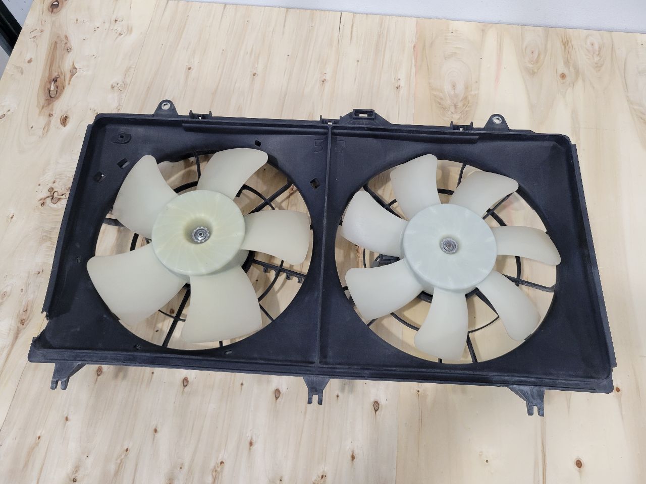 2014 CAMARO RADIATOR COOLING FANS - CRACK ON SID 28253 - image 1