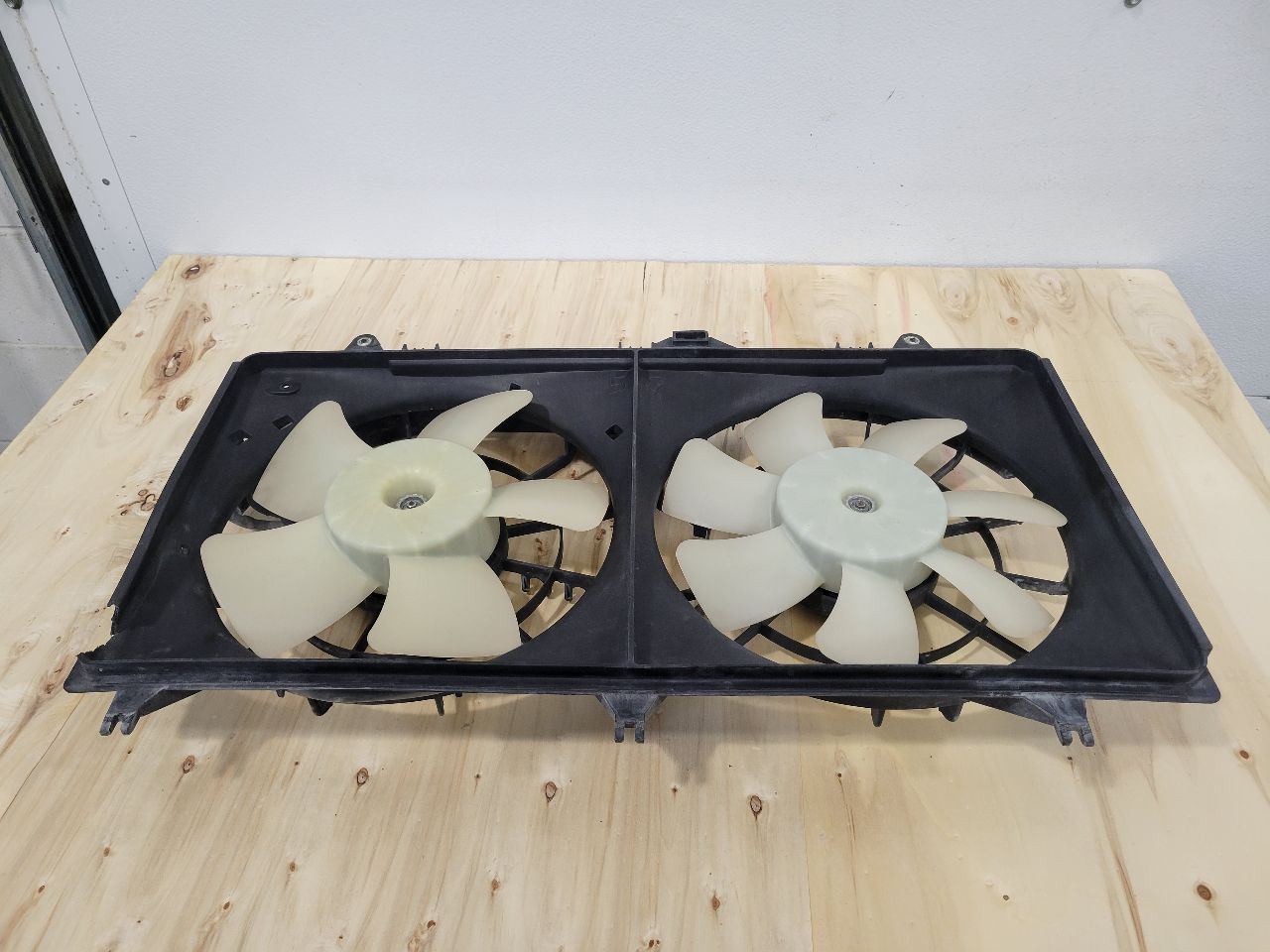 2014 CAMARO RADIATOR COOLING FANS - CRACK ON SID 28253 - image 2