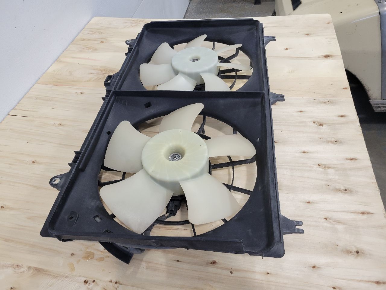 2014 CAMARO RADIATOR COOLING FANS - CRACK ON SID 28253 - image 3