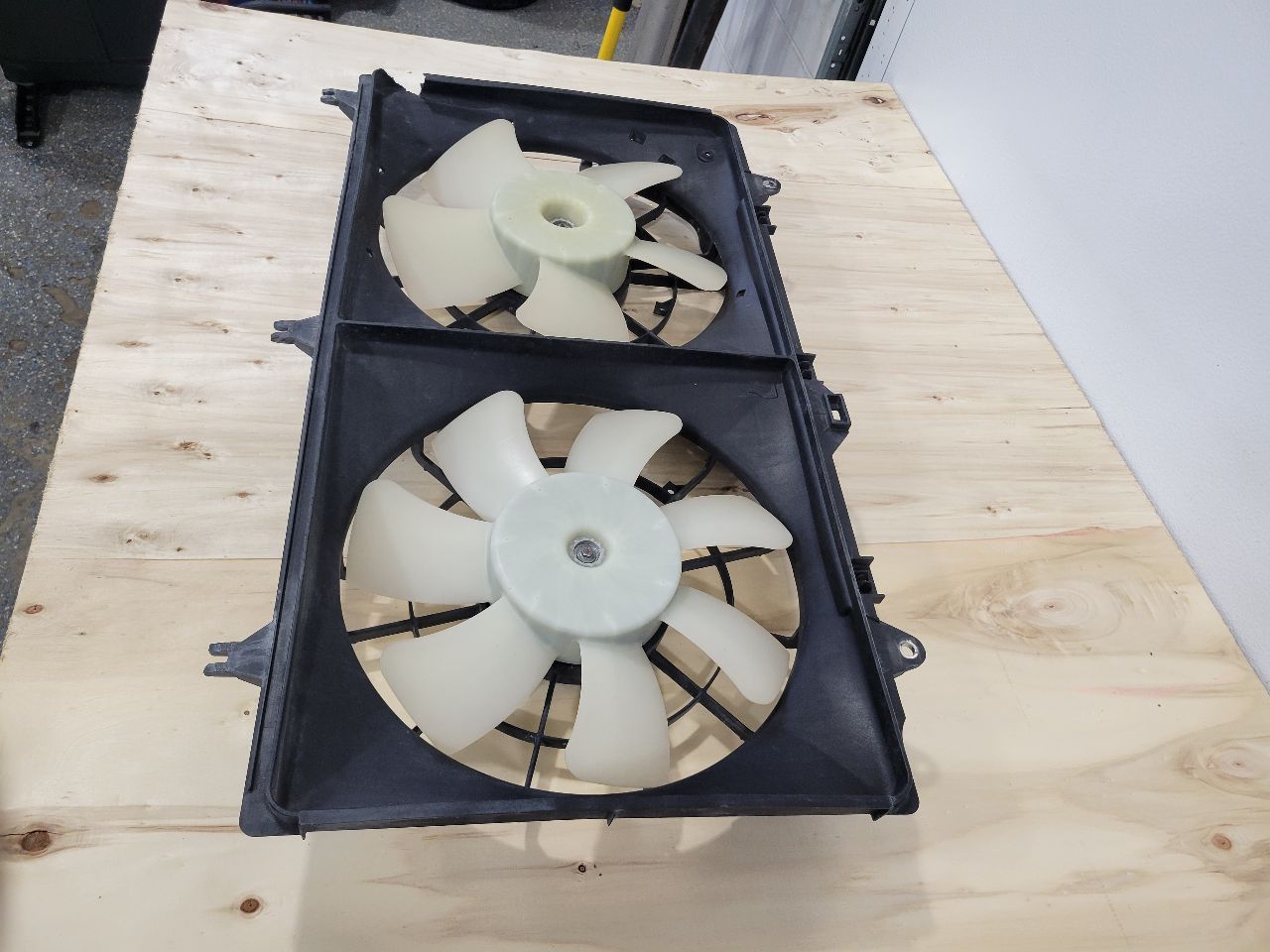 2014 CAMARO RADIATOR COOLING FANS - CRACK ON SID 28253 - image 4