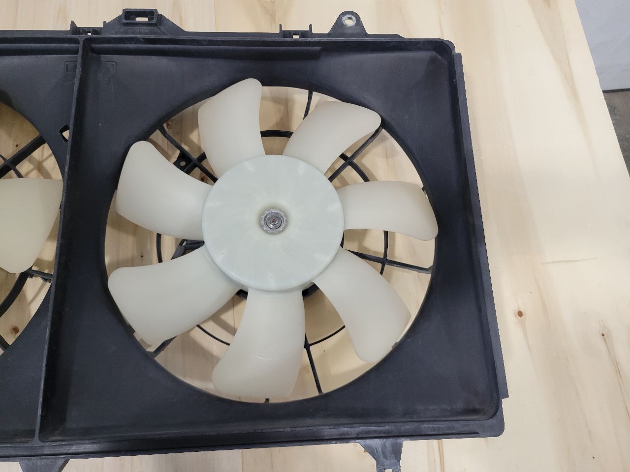 2014 CAMARO RADIATOR COOLING FANS - CRACK ON SID 28253 - image 6