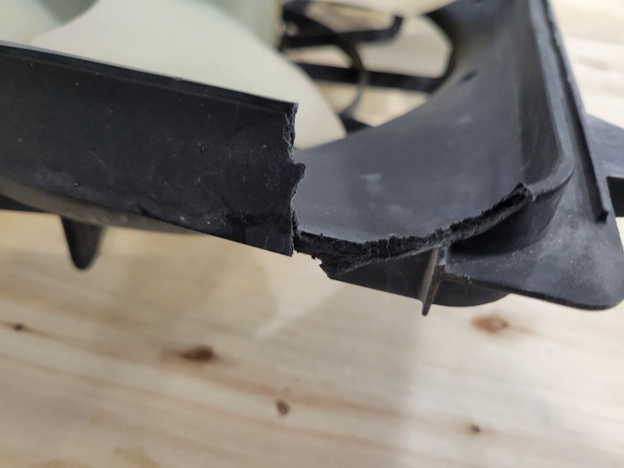 2014 CAMARO RADIATOR COOLING FANS - CRACK ON SID 28253 - image 7