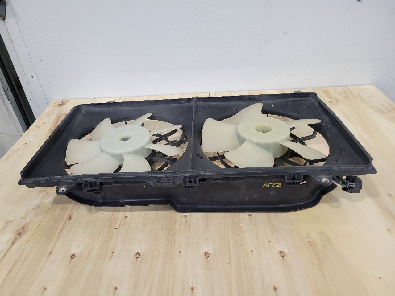 2014 CAMARO RADIATOR COOLING FANS - CRACK ON SID 28253 - image 9