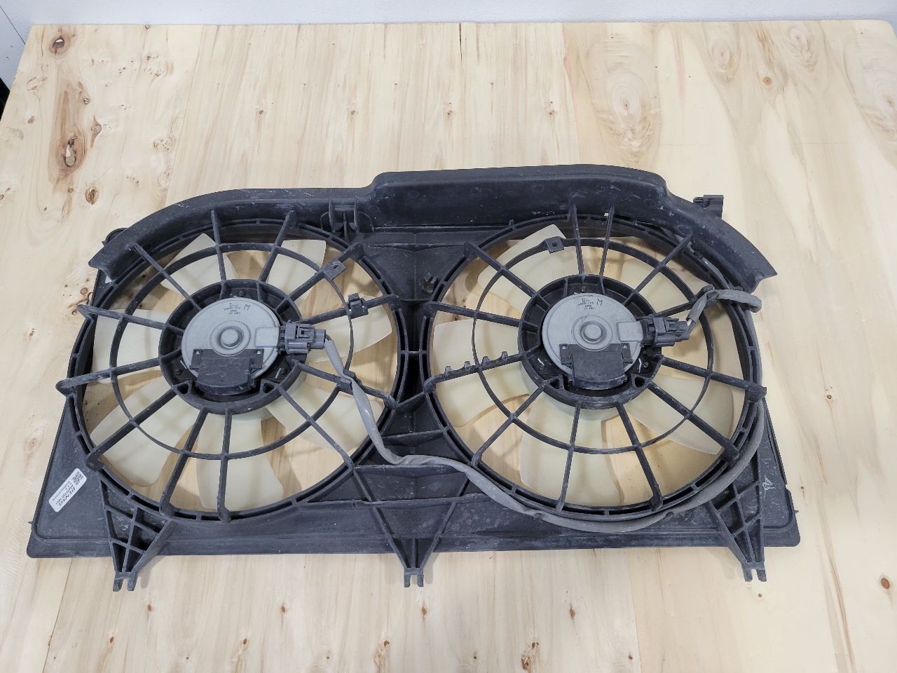 2014 CAMARO RADIATOR COOLING FANS - CRACK ON SID 28253 - image 10