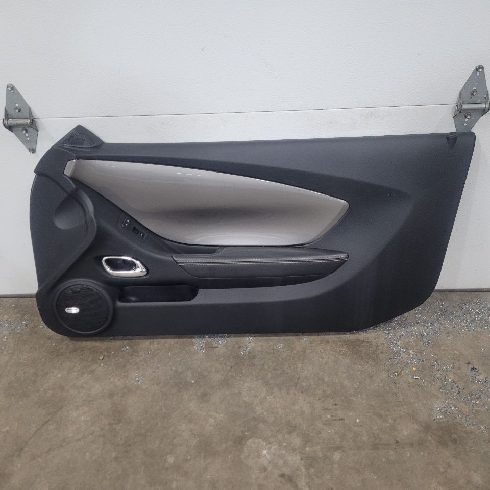 2014 CAMARO RH PASSEN DOOR PANEL SILVER ABL TRIM 28279 - image 1
