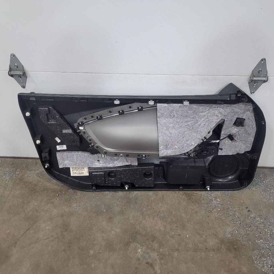 2014 CAMARO RH PASSEN DOOR PANEL SILVER ABL TRIM 28279 - image 5