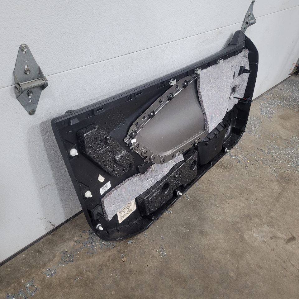 2014 CAMARO RH PASSEN DOOR PANEL SILVER ABL TRIM 28279 - image 6