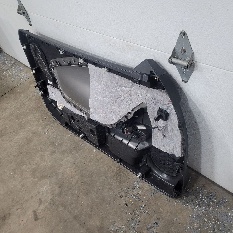 2014 CAMARO RH PASSEN DOOR PANEL SILVER ABL TRIM 28279 - image 7