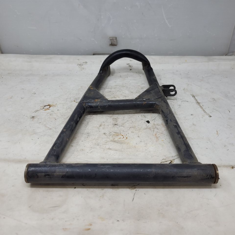 2002 ZR500 RH LOWER CONTROL ARM 0703-942 28317 - image 1