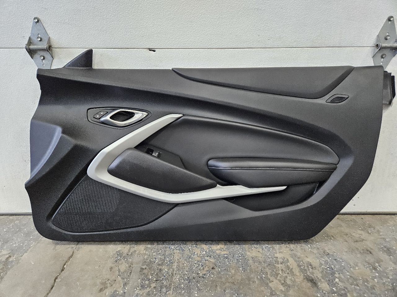 2020 CAMARO RH PASSENGER DOOR TRIM PANEL COUPE 28556 - image 1