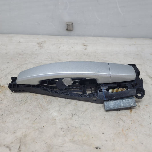 2014 CAMARO RH PASSENGER DOOR HANDLE SILVER 28874 - image 1