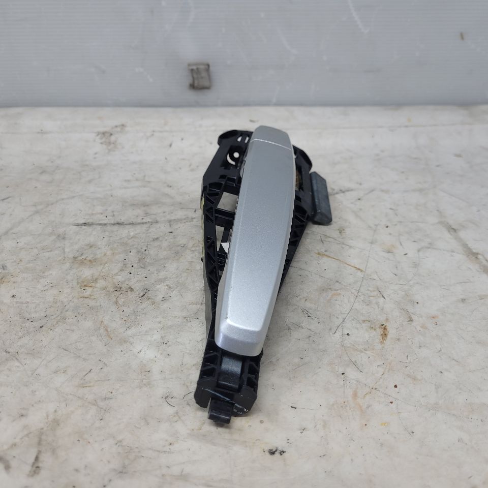 2014 CAMARO RH PASSENGER DOOR HANDLE SILVER 28874 - image 2