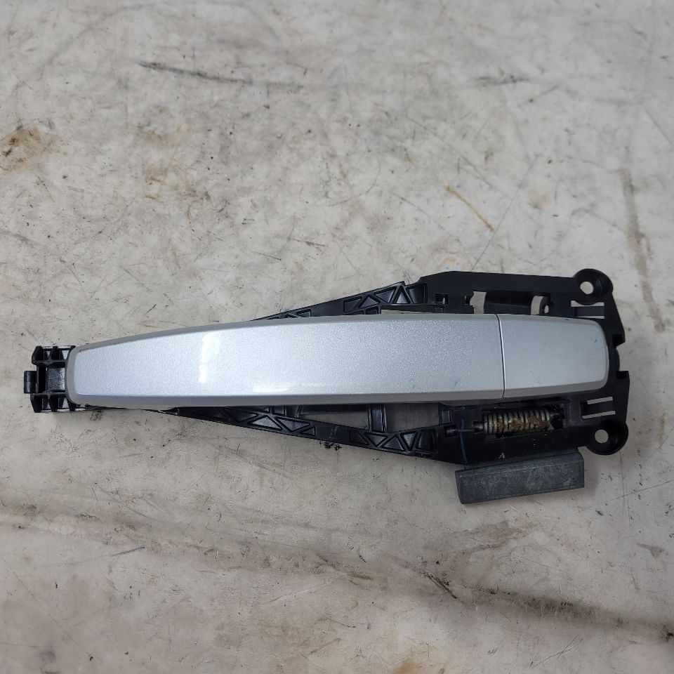 2014 CAMARO RH PASSENGER DOOR HANDLE SILVER 28874 - image 5