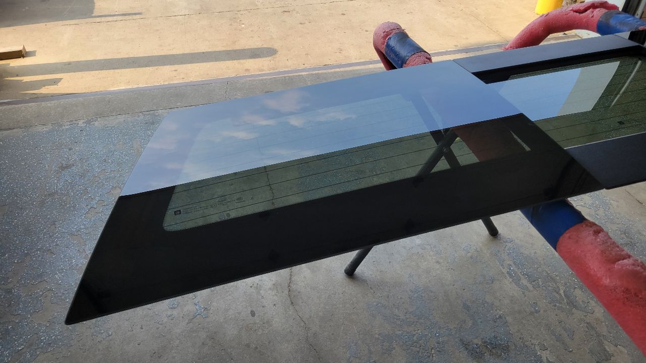 2023 SIERDEN15 OEM SLIDING BACK GLASS ON SHELF 28995 - image 3