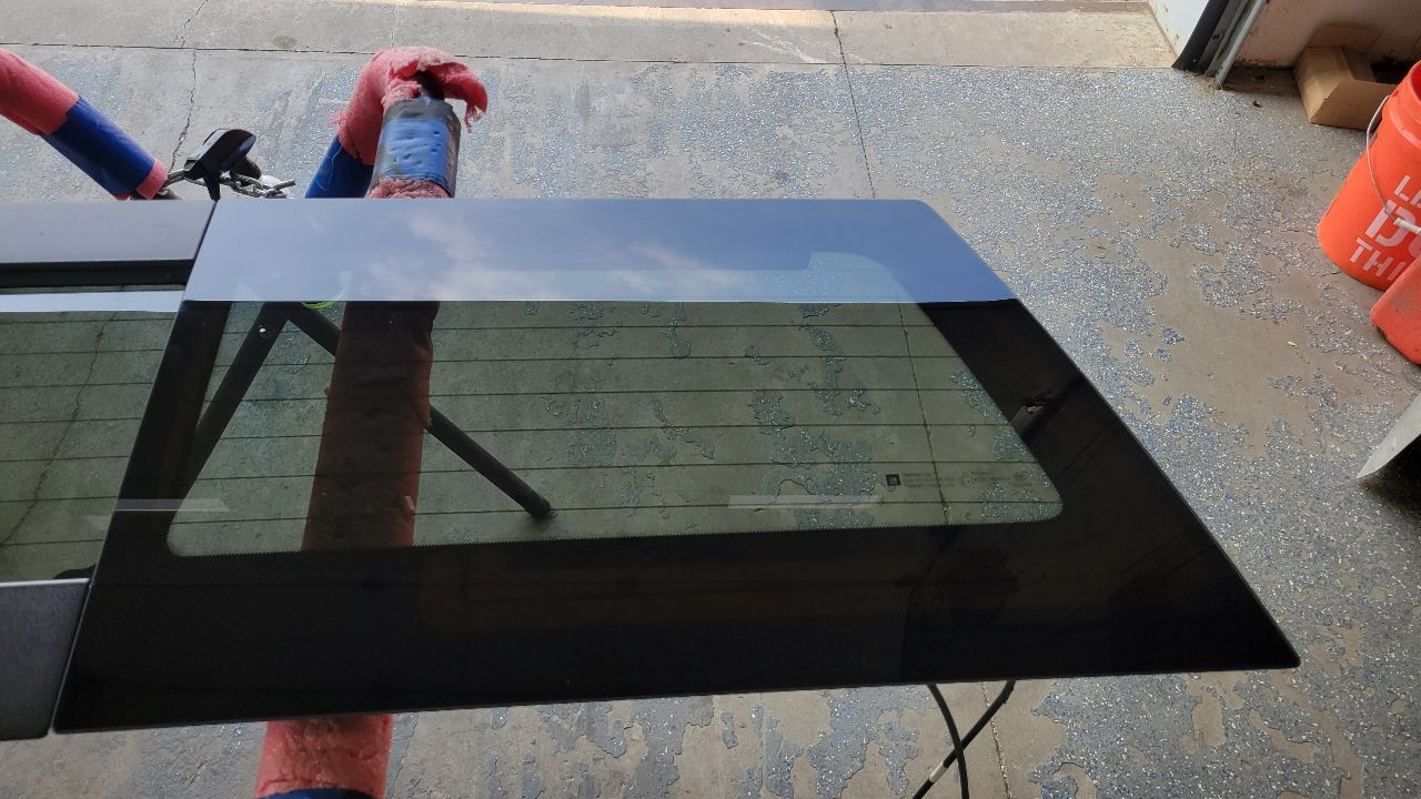 2023 SIERDEN15 OEM SLIDING BACK GLASS ON SHELF 28995 - image 5