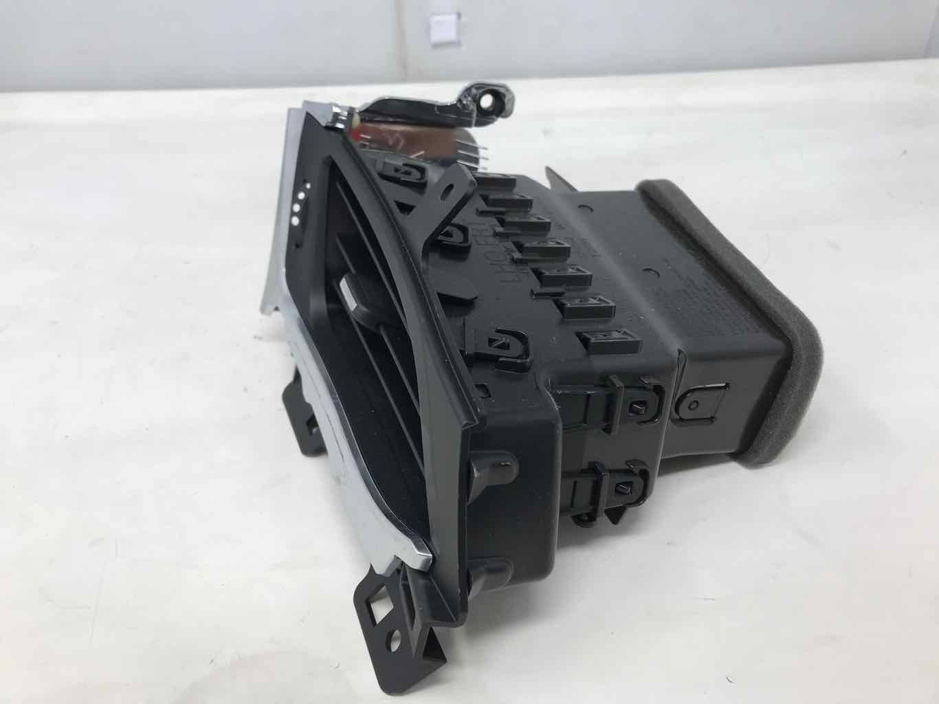 2017 ESCALADE LH OUTER DASH VENT 22946837 289 - image 2