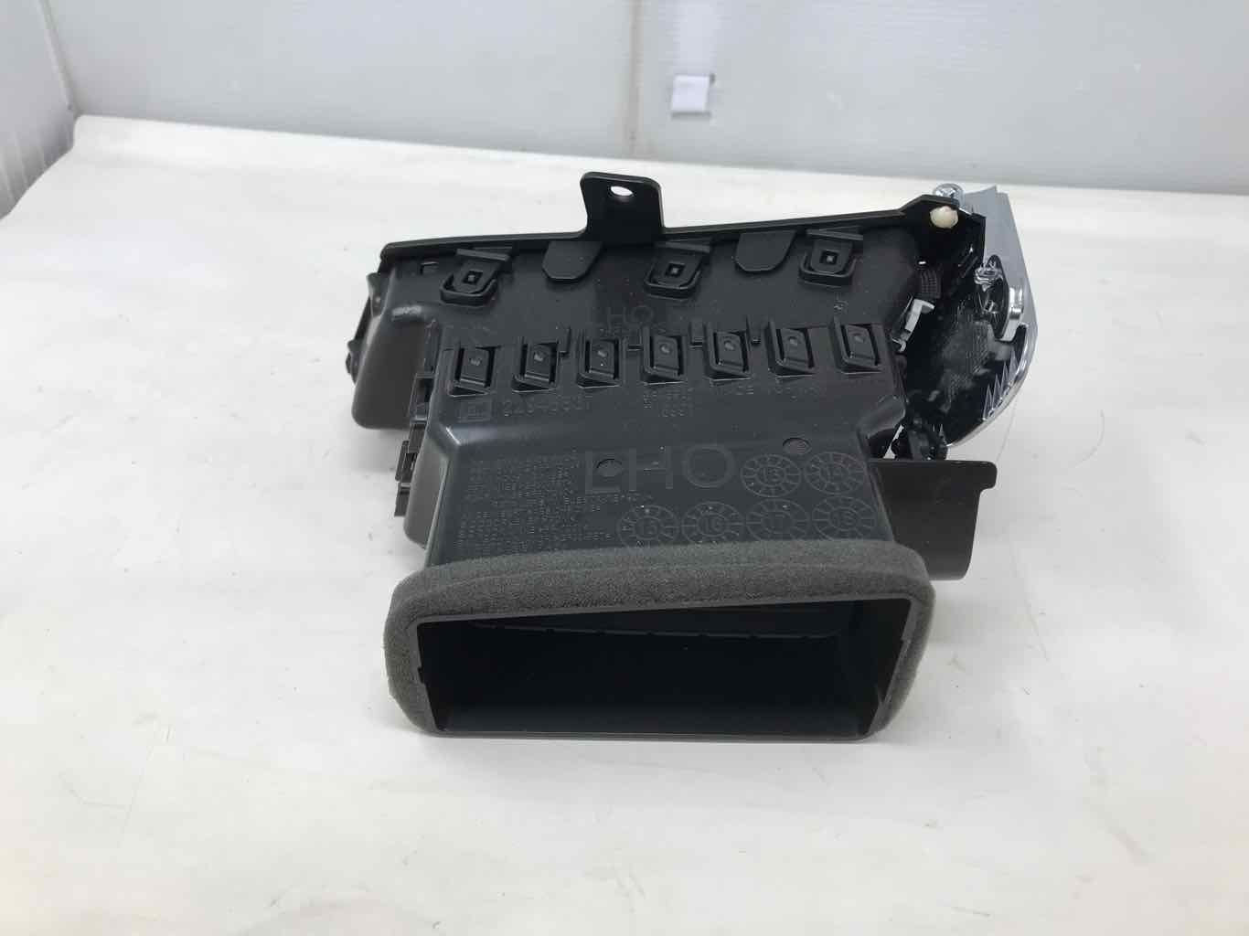 2017 ESCALADE LH OUTER DASH VENT 22946837 289 - image 3