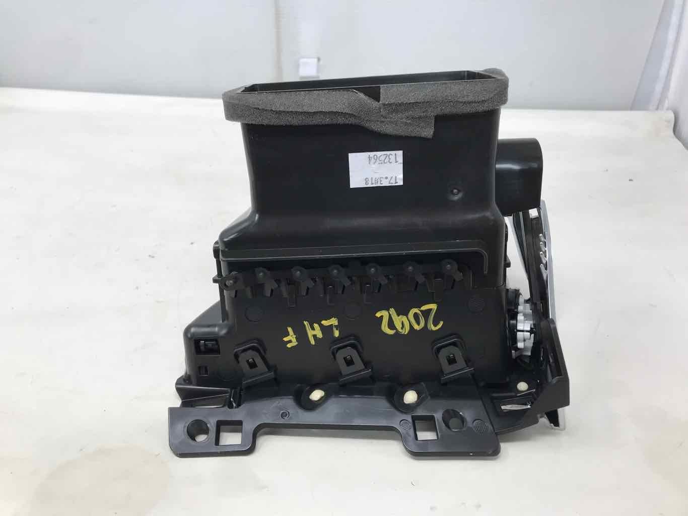 2017 ESCALADE LH OUTER DASH VENT 22946837 289 - image 6