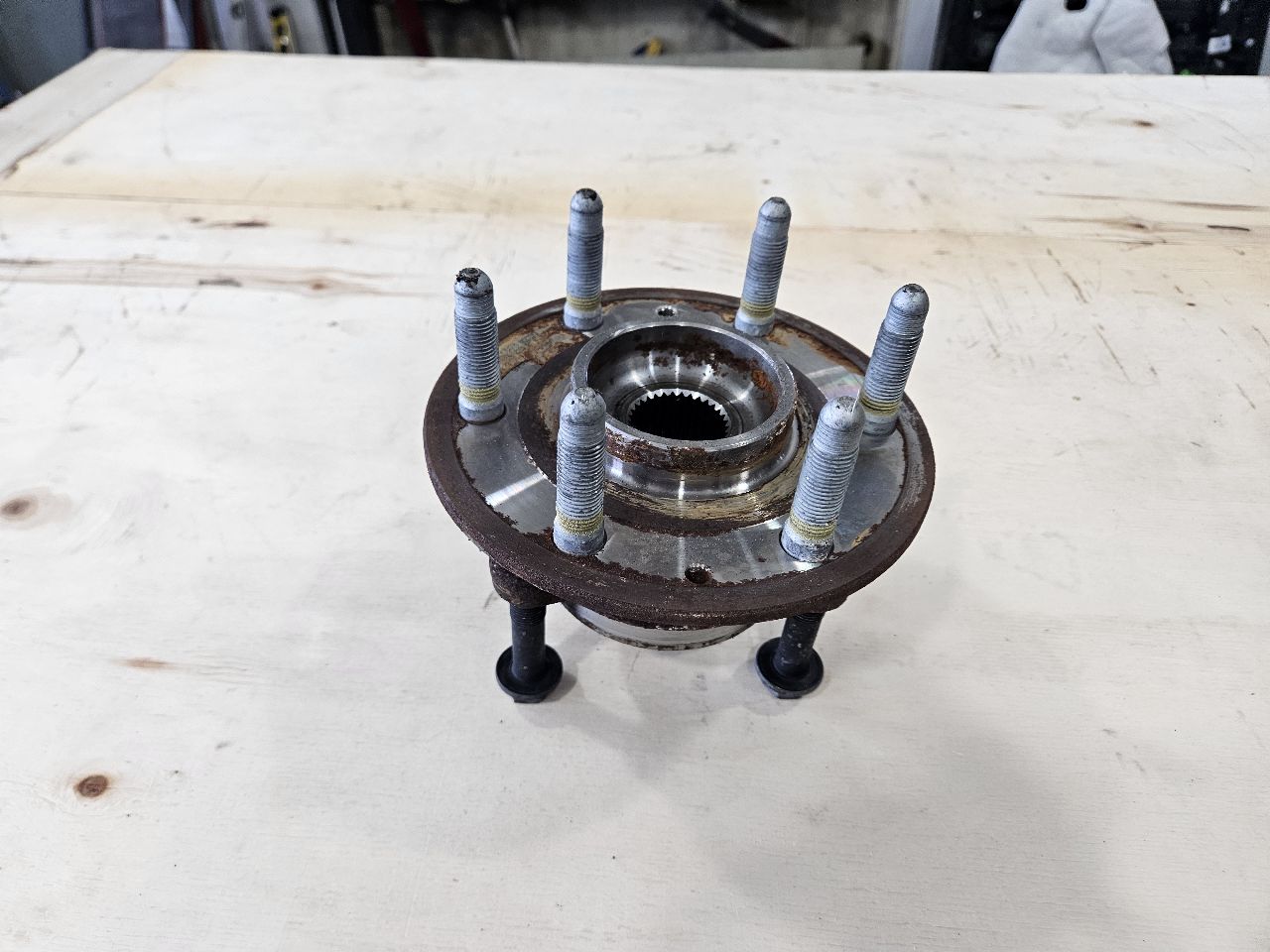 2023 SIERDEN15 OEM FRONT 4WD WHEEL HUB 26K MILES 29047 - image 1