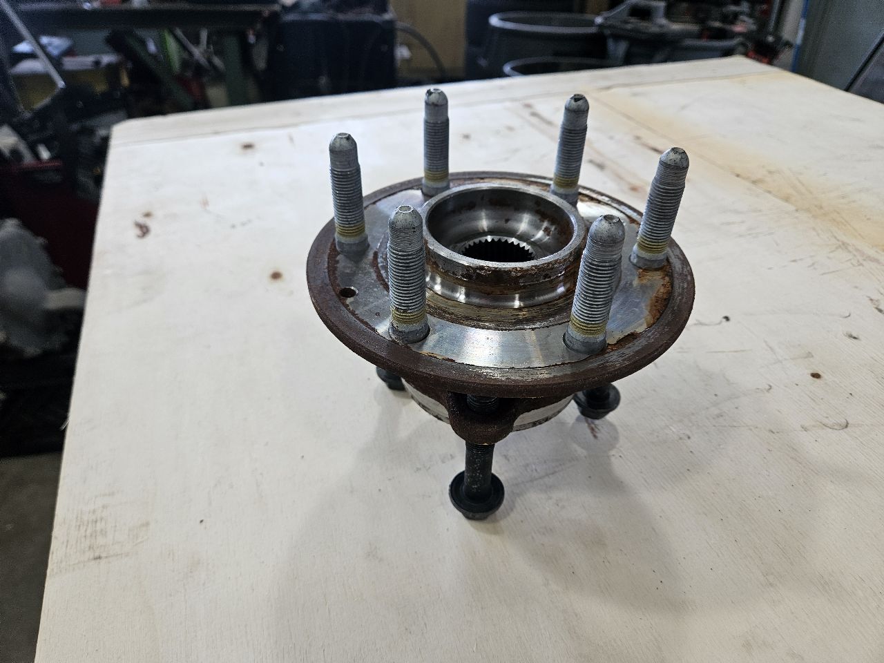 2023 SIERDEN15 OEM FRONT 4WD WHEEL HUB 26K MILES 29047 - image 4