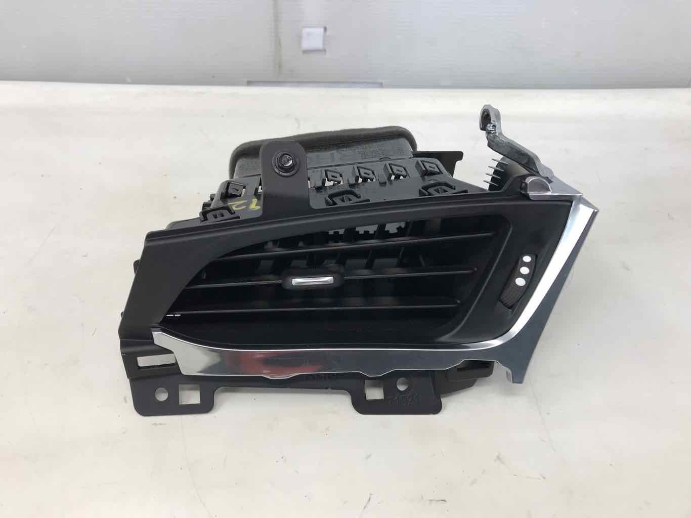 2017 ESCALADE RH OUTER DASH VENT 22946836 290 - image 1
