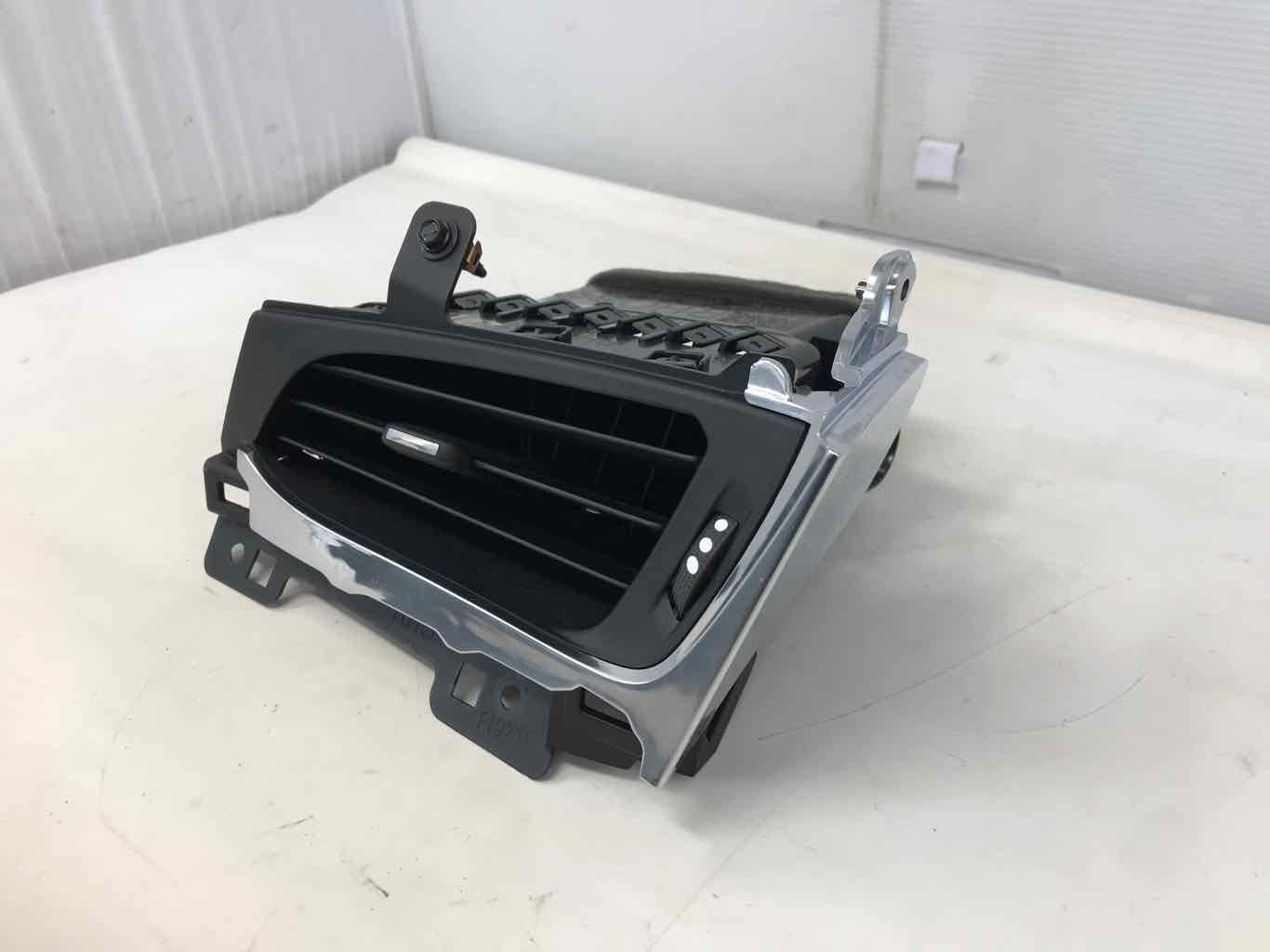 2017 ESCALADE RH OUTER DASH VENT 22946836 290 - image 3