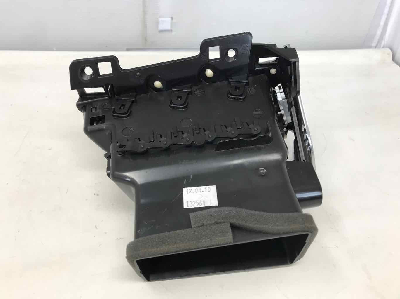 2017 ESCALADE RH OUTER DASH VENT 22946836 290 - image 4