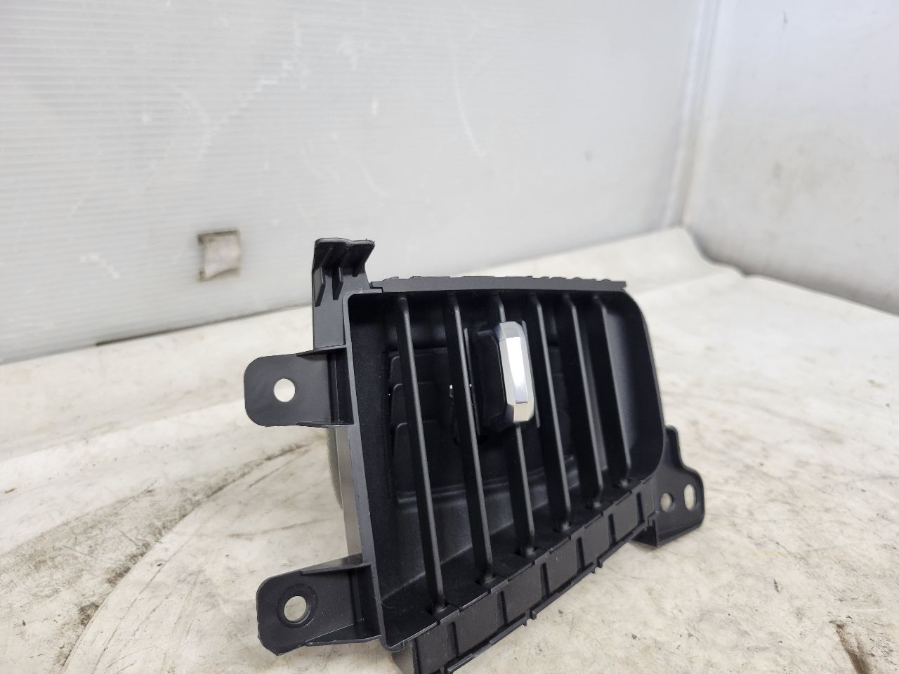 2023 SIERDEN15 RH PASSENGER DASH VENT 85588251 29111 - image 4