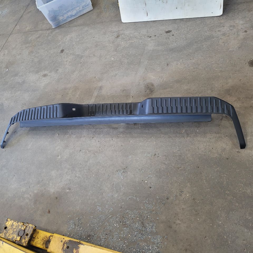 2023 SIERDEN15 REAR BUMPER UPPER STEP PAD ONLY 29117 - image 4