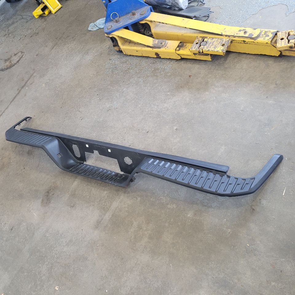 2023 SIERDEN15 REAR BUMPER UPPER STEP PAD ONLY 29117 - image 6