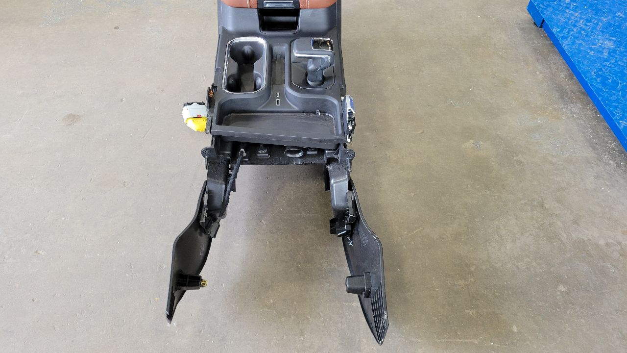 2023 SIERDEN15 DENALI ULTIMATE CENTER CONSOLE 29136 - image 9