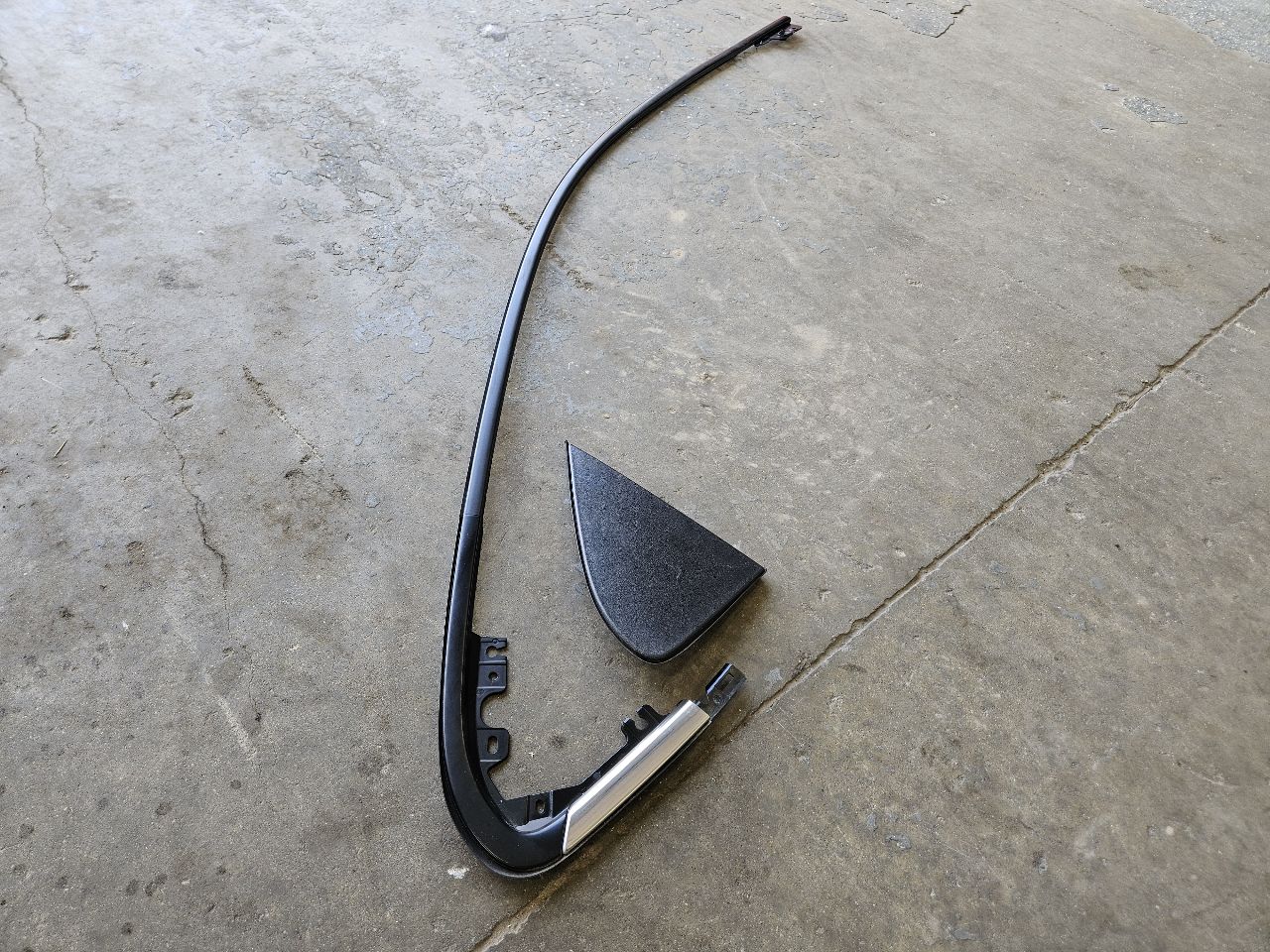 2022 SILVRDO15 LH FRONT UPPER REVEAL MOLDING BLACK 29170 - image 2
