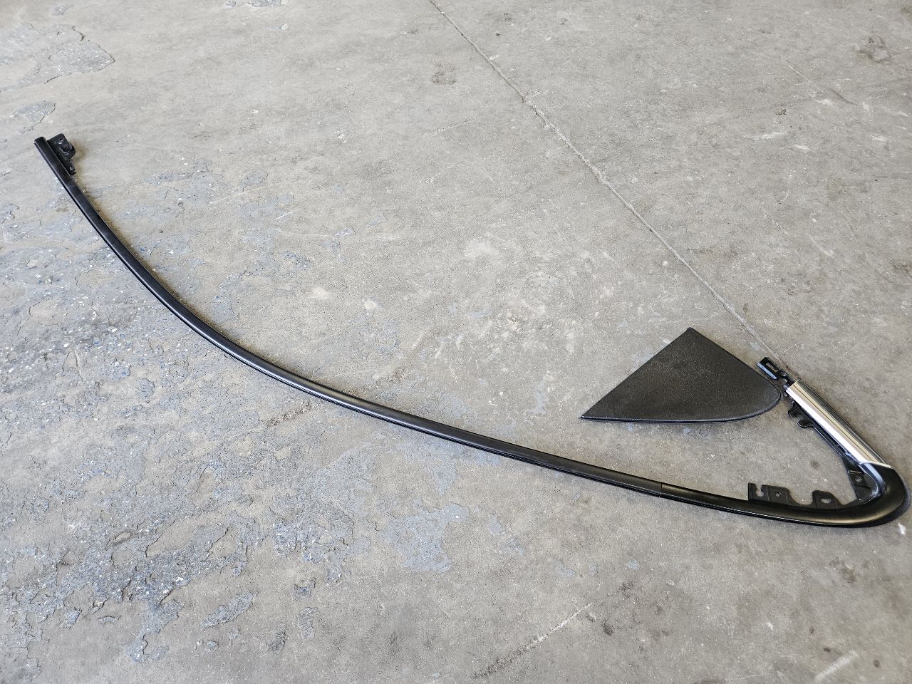 2022 SILVRDO15 LH FRONT UPPER REVEAL MOLDING BLACK 29170 - image 5
