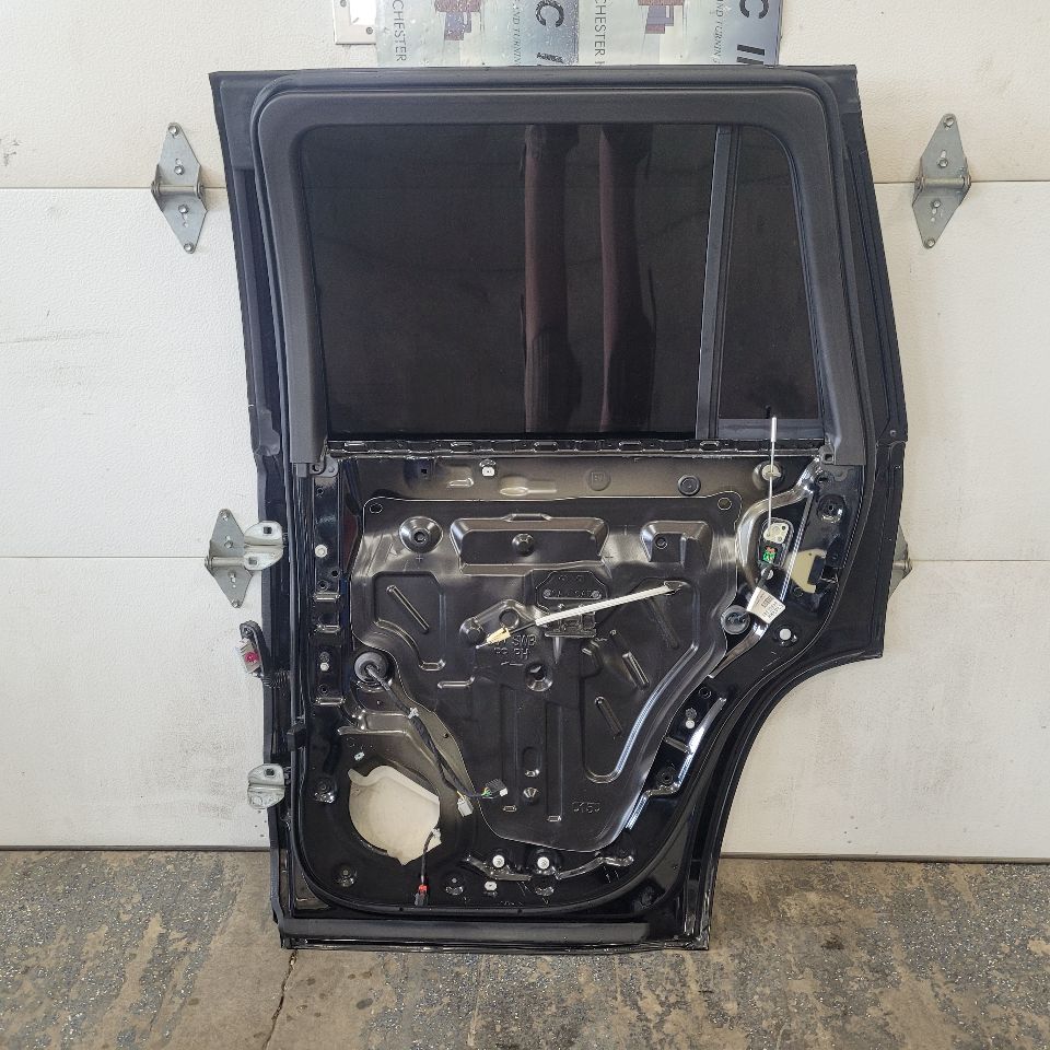 2019 ESCALADE RH REAR DOOR BLACK GBA / 8555 000 29181 - image 4