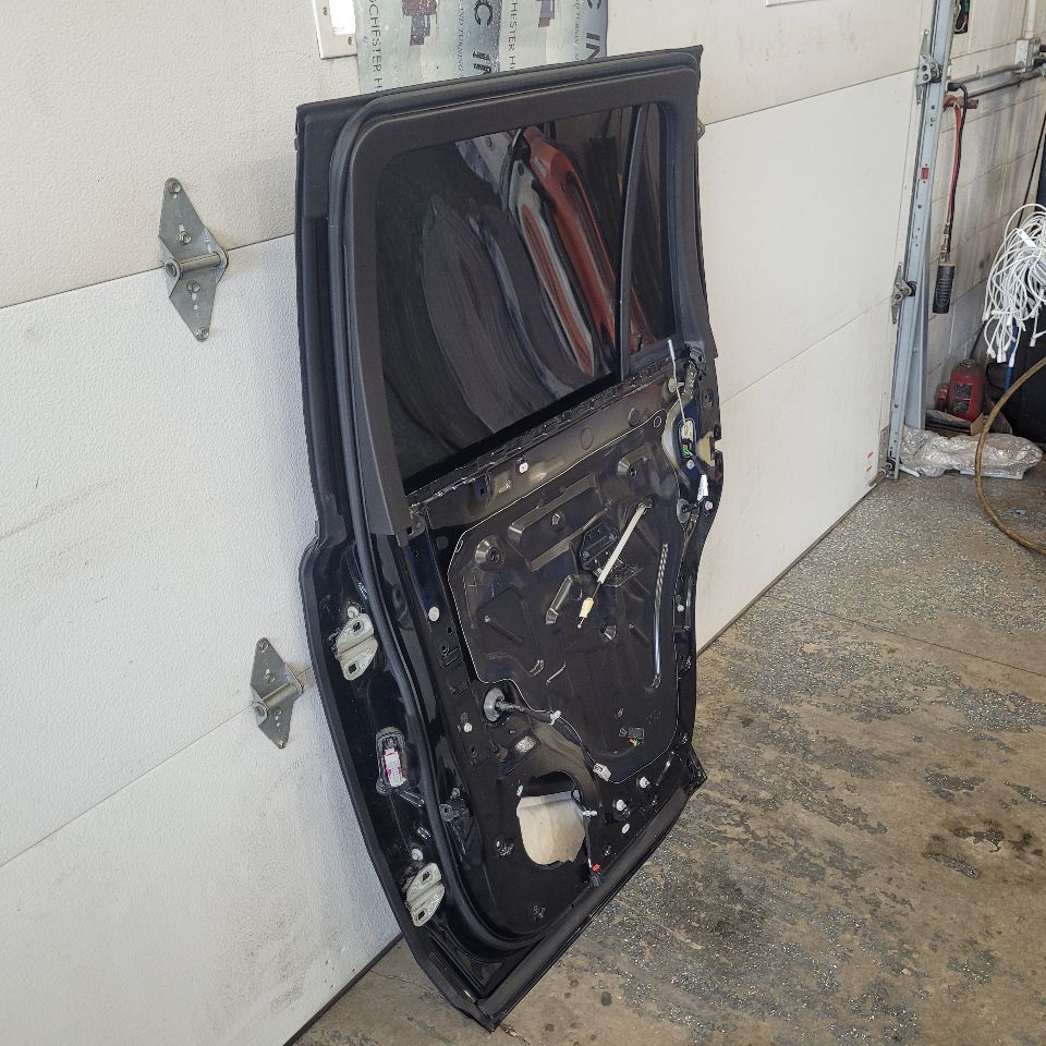 2019 ESCALADE RH REAR DOOR BLACK GBA / 8555 000 29181 - image 5