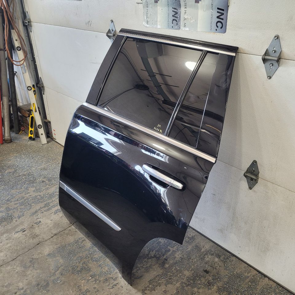 2019 ESCALADE LH REAR DOOR BLACK GBA / 8555. 000 29182 - image 3