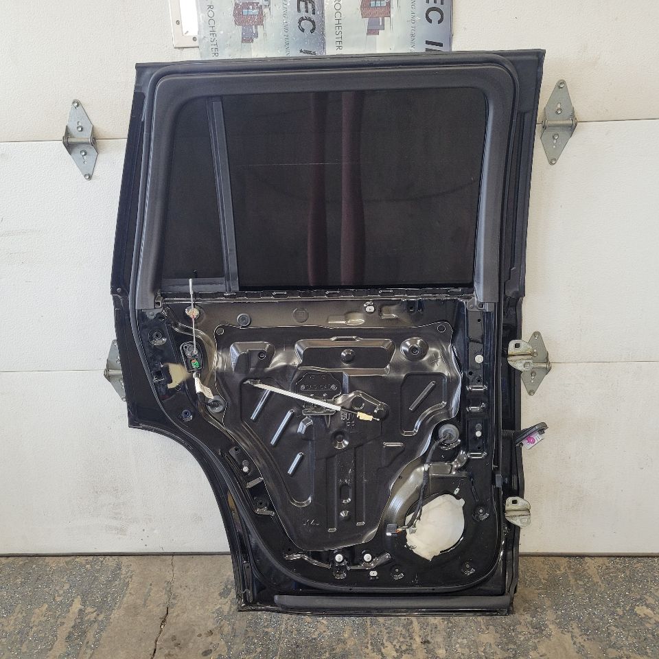 2019 ESCALADE LH REAR DOOR BLACK GBA / 8555. 000 29182 - image 4