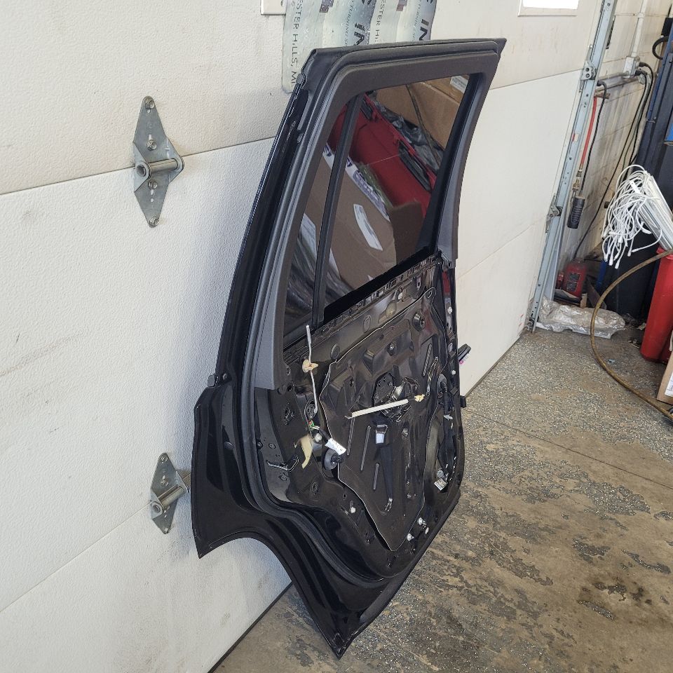 2019 ESCALADE LH REAR DOOR BLACK GBA / 8555. 000 29182 - image 5