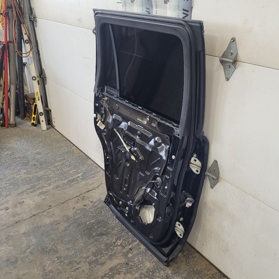 2019 ESCALADE LH REAR DOOR BLACK GBA / 8555. 000 29182 - image 6