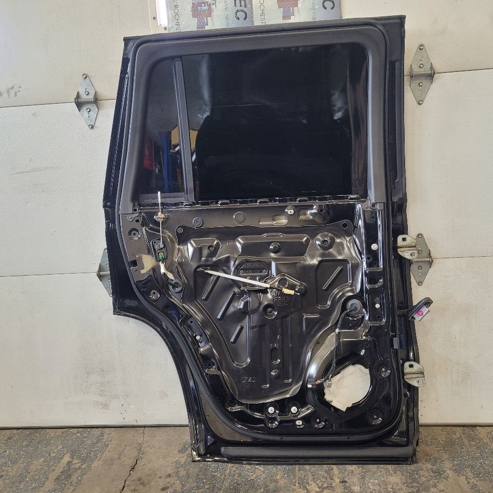 2019 ESCALADE LH REAR DOOR BLACK GBA / 8555. 000 29182 - image 7