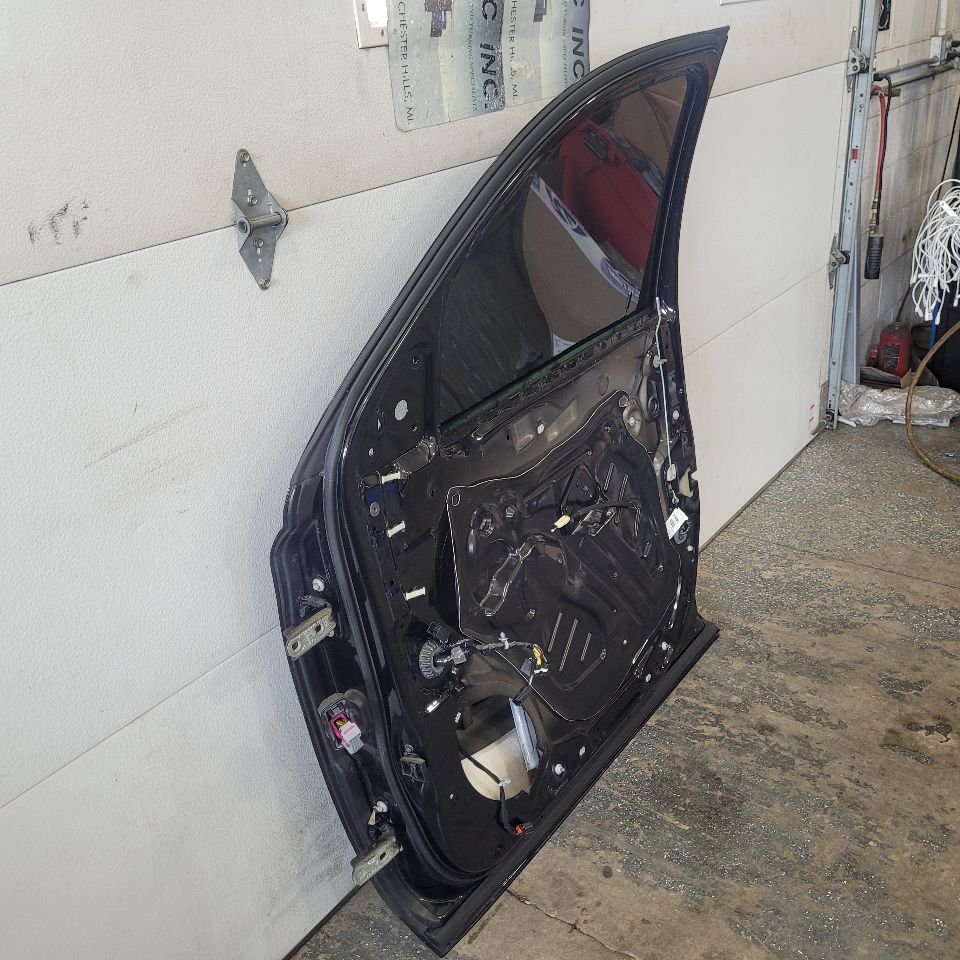 2019 ESCALADE RH FRONT DOOR BLACK 6L1.5 LIP DENTED 29184 - image 10