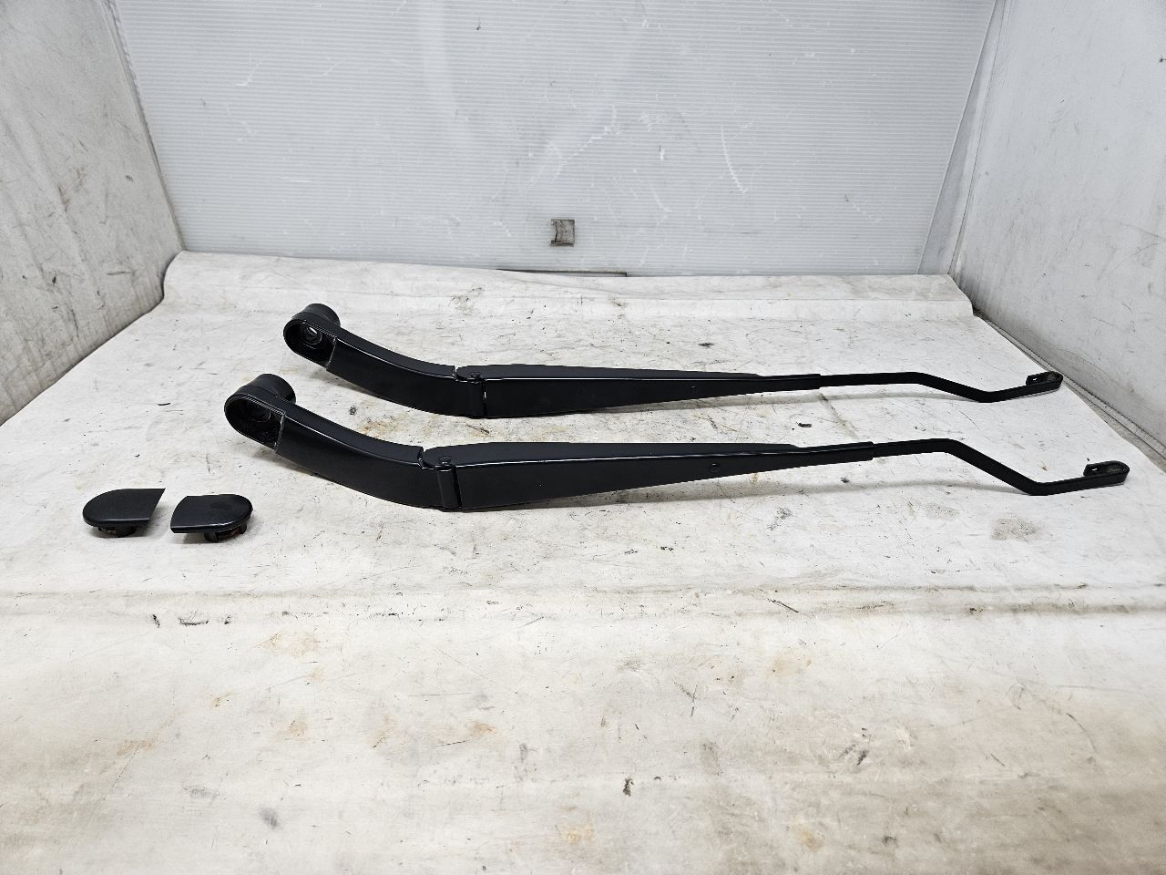 2019 ESCALADE FRONT WINDSHIELD WIPER ARMS ARM PAIR 29190 - image 1