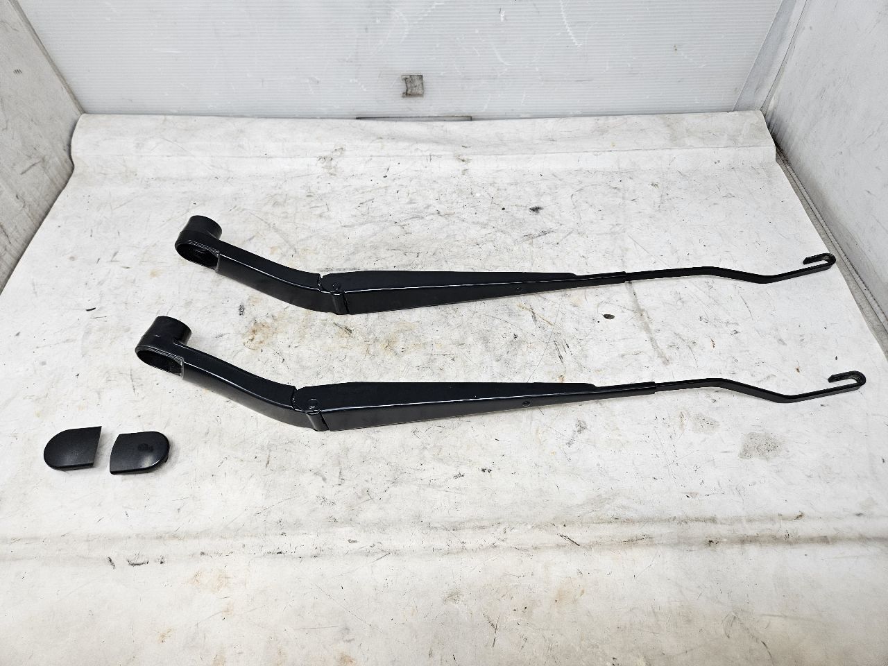 2019 ESCALADE FRONT WINDSHIELD WIPER ARMS ARM PAIR 29190 - image 2