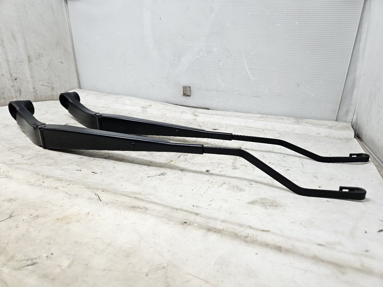 2019 ESCALADE FRONT WINDSHIELD WIPER ARMS ARM PAIR 29190 - image 3