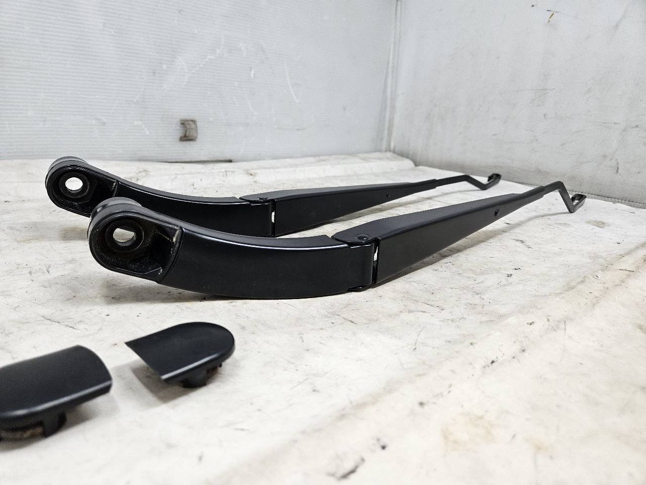 2019 ESCALADE FRONT WINDSHIELD WIPER ARMS ARM PAIR 29190 - image 4