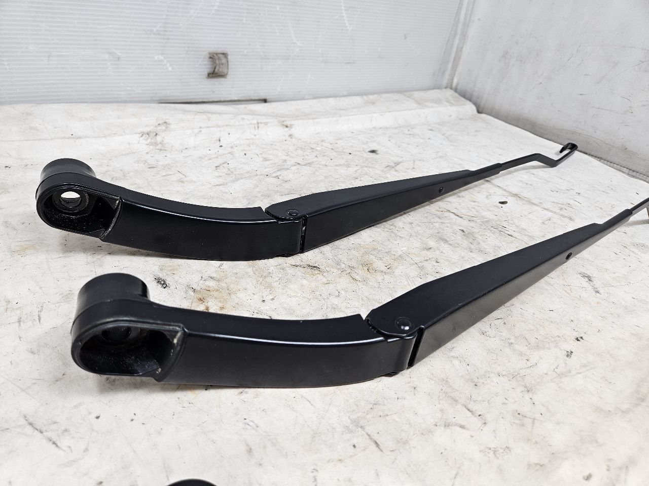2019 ESCALADE FRONT WINDSHIELD WIPER ARMS ARM PAIR 29190 - image 5