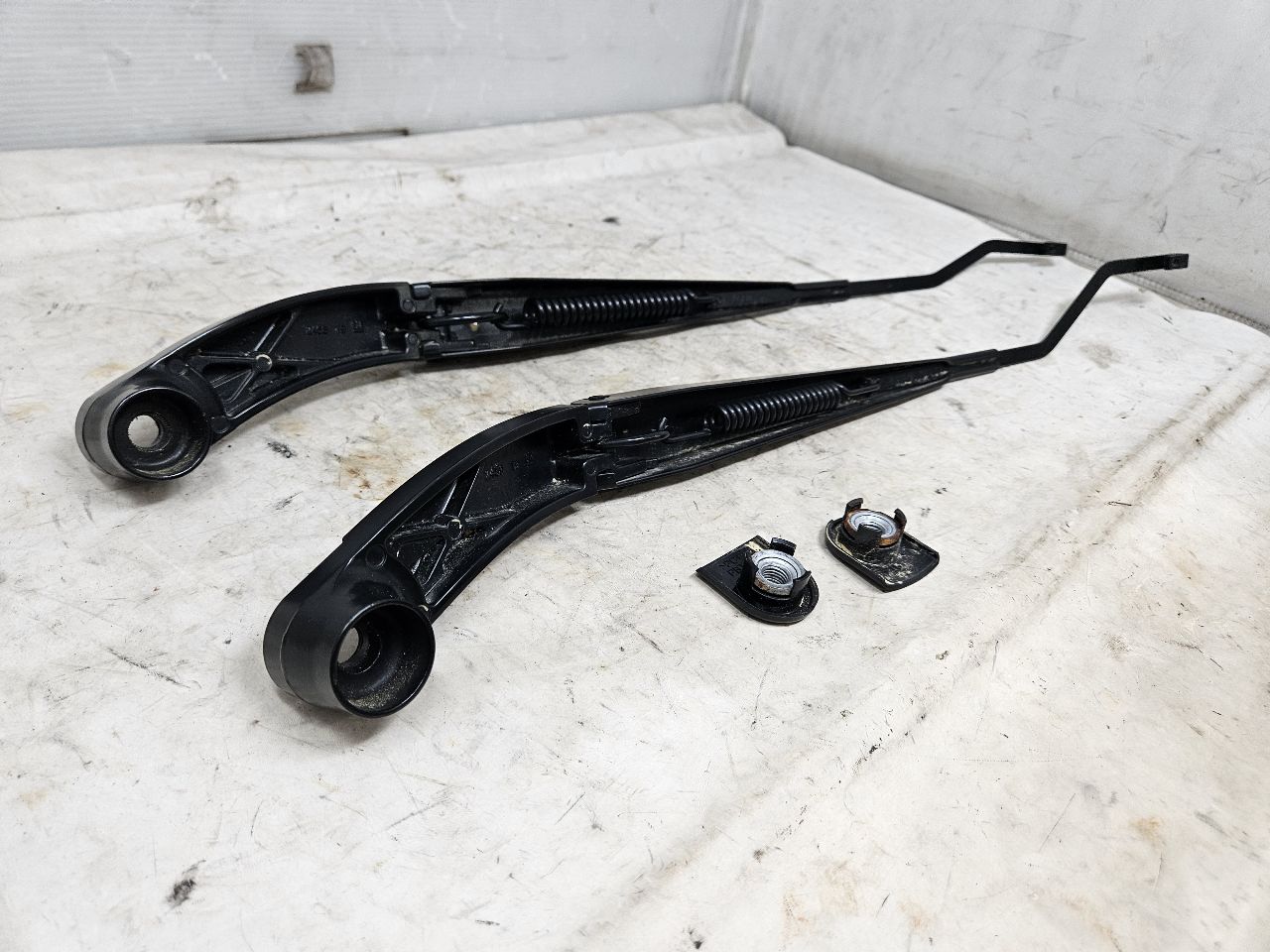 2019 ESCALADE FRONT WINDSHIELD WIPER ARMS ARM PAIR 29190 - image 7